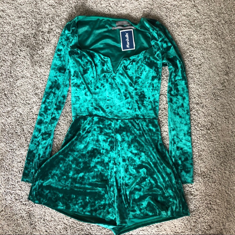 NWT urban outfitters sasha green velvet romper size small - Picture 4 of 5